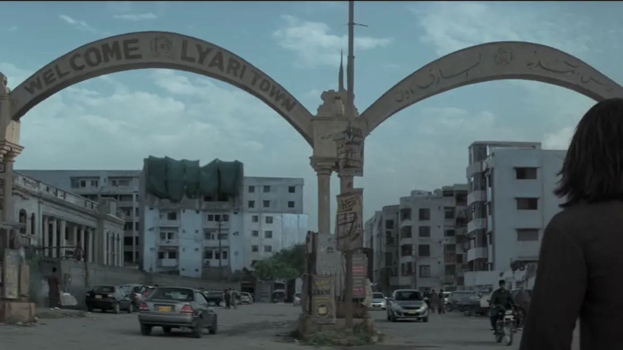 આ ફિલ્મમાં પાકિસ્તાનના કરાચીમાં આવેલા લ્યારી શહેરનું ચિત્રણ કરવામાં આવ્યું છે. જ્યાં એક સમયે ગેંગવોર થતી હતી. 'ધુરંધર' માં લ્યારીનું જે રીતે ચિત્રણ કરવામાં આવ્યું હતું તેનાથી દરેકને એવું જ લાગતું હતું કે ફિલ્મનું શૂટિંગ પાકિસ્તાનમાં થયું છે. પરંતુ સત્ય એ છે કે,  એક પણ દ્રશ્ય પાકિસ્તાનના શૂટ થયું નથી. આદિત્ય ધરે તેમની શક્તિશાળી સંશોધન ટીમ સાથે મળીને લ્યારી શહેરનો સેટ બનાવ્યો હતો. (ફોટો google)