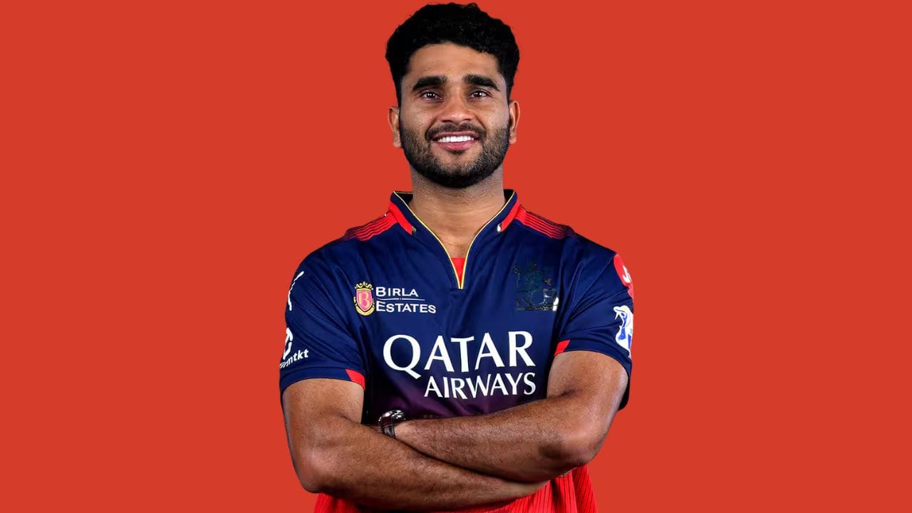 અભિનંદન સિંહ: ત્રીજા વિકલ્પ તરીકે અભિનંદન સિંહ પણ ચર્ચામાં છે. તે ગત સીઝનમાં પણ RCBની ટીમમાં હતો. યુપી ટી20 લીગમાં તેના પ્રદર્શને લોકોને પ્રભાવિત કર્યા હતા. 11 મેચમાં  15 વિકેટ લેવા વાળ આ બોલરને તક મળી શકે છે. ખસકારીને ટીમ યુવા ખેલાડીઓ પણ ભરોસો મૂકે તો. 