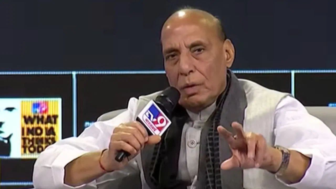 જ્યાં દુનિયાના અનેક દેશોના જહાજો ફસાયેલા છે, ત્યાં સ્ટ્રેટ ઓફ હોર્મુઝના અત્યંત જોખમી રૂટ પરથી 4 ભારતીય જહાજો સહીસલામત નીકળી ગયા છે. શિપિંગ મંત્રાલયે ઈરાનથી આવતા કાર્ગો પર નજર રાખી છે અને ઘરેલું ગેસની અછત ન સર્જાય તે માટે 'વોર લેવલ' પર તૈયારીઓ ચાલી રહી છે.