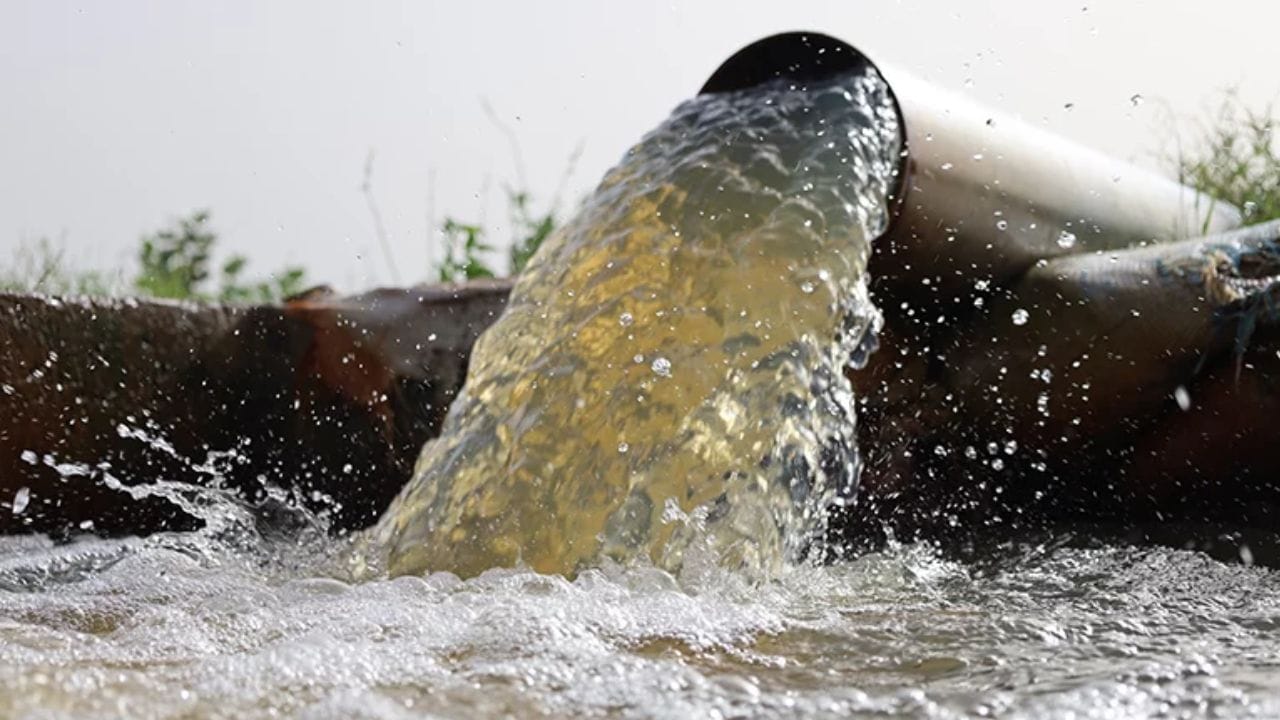 છઠ્ઠા ક્રમે ઈરાનનો સમાવેશ થાય છે. યુદ્ધ અને દુષ્કાળ સામે લડતા ઈરાનનો વાર્ષિક વ્યક્તિગત પાણીનો વપરાશ 1,042 ક્યુબિક મીટર છે. જેની સ્થિતિ સૌથી ચિંતાજનક માનવામાં આવે છે. ઈરાન માટે પાણી વ્યવસ્થાપન અસ્તિત્વ માટે સંઘર્ષ બની ગયું છે. (ફોટો ક્રેડિટ-Google)