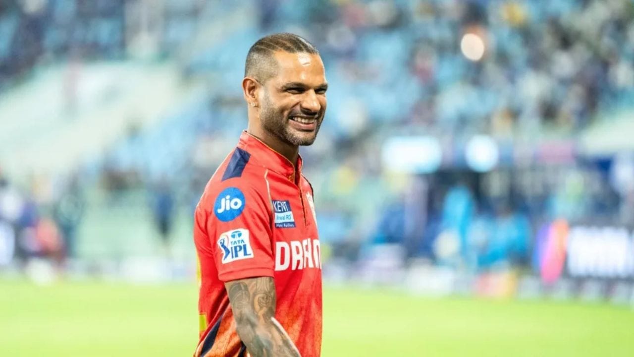 Shikhar Dhawan: શિખર ધવન એક ક્લાસિક ઓપનર તરીકે જાણીતા છે, પરંતુ તેણે 2011 અને 2012ની સીઝનમાં ડેક્કન ચાર્જર્સ માટે રમતા તેમણે કુલ 8 ઓવર ફેંકી હતી અને 66 રન આપીને 4 વિકેટ પોતાના નામે કરી હતી. આ દરમિયાન તેમણે શોન માર્શ જેવા મોટા બેટ્સમેનને પેવેલિયન ભેગો કર્યો હતો.