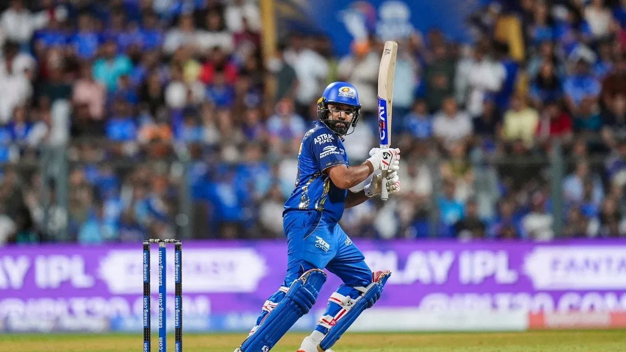 રોહિત શર્માએ આ મેચ દરમિયાન કોલકાતા નાઈટ રાઈડર્સ સામે પોતાના કુલ રનનો આંકડો 1100 ને પાર પહોંચાડી દીધો છે. તે KKR સામે આટલા રન બનાવનાર પ્રથમ ખેલાડી બની ગયો છે.  આ પહેલા આ યાદીમાં ડેવિડ વોર્નર સૌથી આગળ હતો. (Photo-PTI)