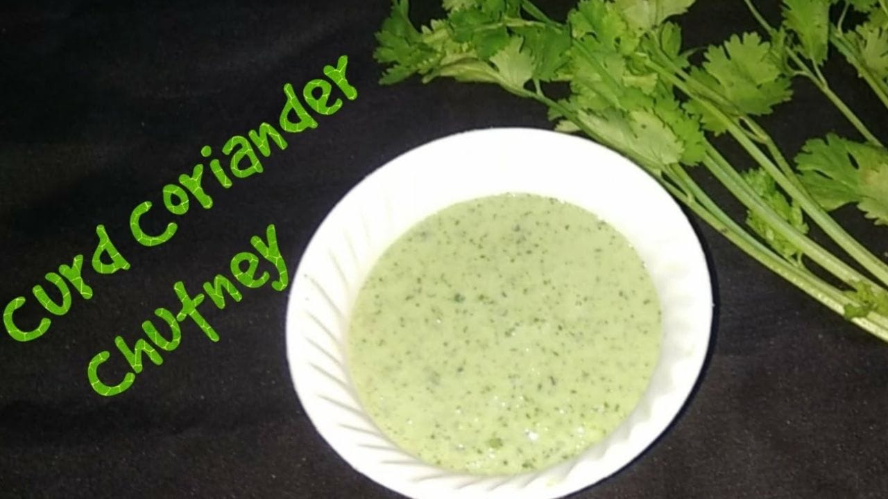 કોથમીર અને દહીંની ચટણી પણ ગરમી માટે એક ઉત્તમ વિકલ્પ છે. સામાન્ય કોથમીરની ચટણીમાં જો દહીં ઉમેરવામાં આવે તો તેનો સ્વાદ વધુ સોફ્ટ અને ક્રીમી બની જાય છે. કોથમીર, લસણ, લીલા મરચાં, દહીં અને થોડો લીંબુનો રસ ઉમેરીને બનાવેલી આ ચટણી ખાસ કરીને પરાઠા કે નાસ્તા સાથે બહુ સરસ લાગે છે.