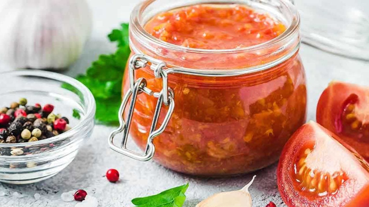 ટામેટાની ચટણી પણ ગરમીમાં ખાવામાં મજા વધારી દે છે. ટામેટા, લસણ, મીઠું અને સુકા મરચાં સાથે પીસીને તરત તૈયાર કરી શકાય છે. જો થોડો અલગ ટેસ્ટ જોઈએ તો તેને તડકાવાળી ચટણી તરીકે પણ બનાવી શકાય છે, જેમાં ટામેટાને પકાવીને વધુ ગાઢ અને મસાલેદાર સ્વાદ મળે છે.