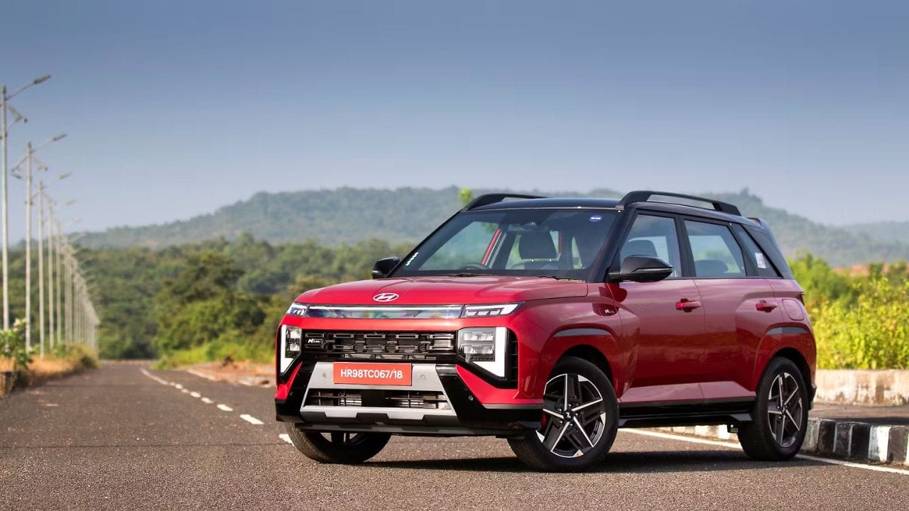 આ SUV માં હ્યુન્ડાઇ સ્માર્ટસેન્સ લેવલ 2 ADAS ટેકનોલોજી પણ છે, જેમાં 21 અદ્યતન ડ્રાઇવર સહાય સુવિધાઓ શામેલ છે. સરાઉન્ડ વ્યૂ મોનિટર અને બ્લાઇન્ડ વ્યૂ મોનિટર જેવી સુવિધાઓ ડ્રાઇવિંગને વધુ સુરક્ષિત અને સરળ બનાવે છે. એકંદરે, હ્યુન્ડાઇ વેન્યુ અને હ્યુન્ડાઇ વેન્યુ N લાઇન સલામતીની વાત આવે ત્યારે પોતાને મજબૂત અને વિશ્વસનીય SUV સાબિત કરી છે.