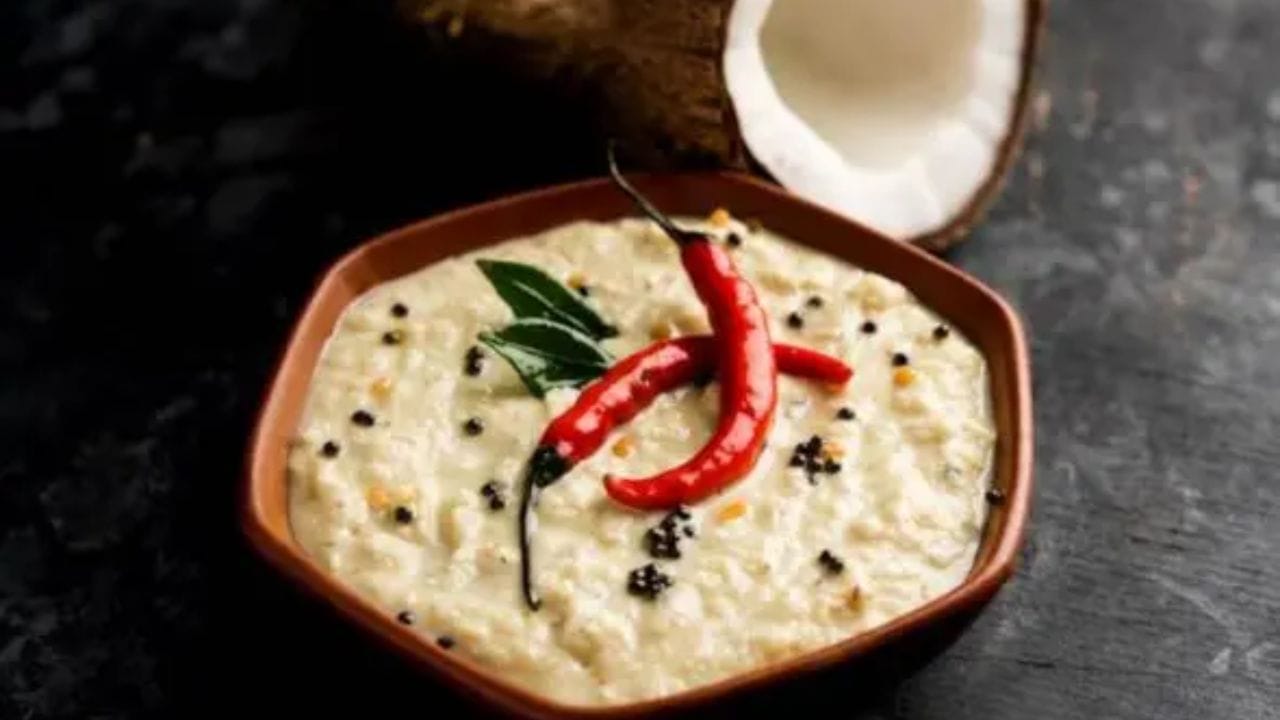 નાળિયેરની ચટણી ખાસ કરીને દક્ષિણ ભારતીય ખોરાક સાથે પીરસવામાં આવે છે, પરંતુ હવે તે દરેક જગ્યાએ લોકપ્રિય બની ગઈ છે. તાજા નાળિયેરના ટુકડા, આમલી, લસણ, આદુ, લીલા મરચાં અને થોડા શિંગદાણા સાથે પીસીને આ ચટણી બનાવવામાં આવે છે. ઉપરથી રાઈ, ઉડદ દાળ અને કરી પત્તાનો  તડકો આપવાથી તેનો સ્વાદ વધી જાય છે.