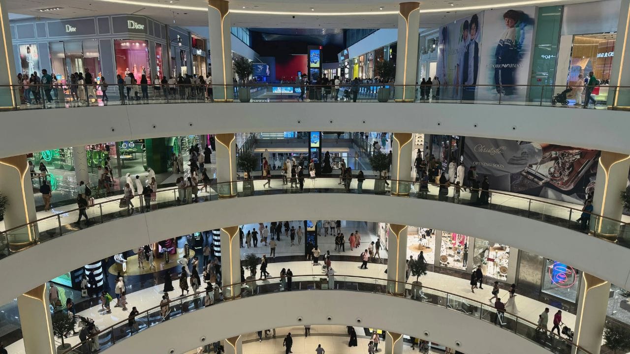 Metro.co.uk ના અહેવાલ મુજબ, મનોવિજ્ઞાની લોરા ગીગે સમજાવે છે કે શોપિંગ સેન્ટરોમાં ઘડિયાળ ન હોવી એક આયોજનબદ્ધ રણનીતિ છે. જે ગ્રાહકોના મનોવિજ્ઞાન સાથે જોડાયેલી છે. જે તમારા મોલમાં વધુ રોકાવાના સમયને વધારે છે અને આ રણનીતિ તમારા ખર્ચને વધારવા માટે બનાવાયેલી છે. (Photo - Pexels)