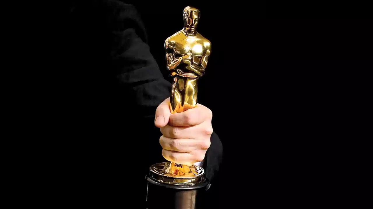 વિશ્વના સૌથી પ્રતિષ્ઠિત ફિલ્મ પુરસ્કારોમાં ગણાતો ઓસ્કાર એવોર્ડ માત્ર એક ટ્રોફી નથી, પરંતુ તે સિદ્ધિ, મહેનત અને પ્રતિભાનું પ્રતિક માનવામાં આવે છે. દર વર્ષે Academy Awards દરમિયાન વિજેતાઓને આ ટ્રોફી આપવામાં આવે છે. આ ચમકતી ટ્રોફી પાછળ એક રસપ્રદ ઇતિહાસ અને કડક નિયમો જોડાયેલા છે, જેનાથી ઘણા લોકો અજાણ છે.