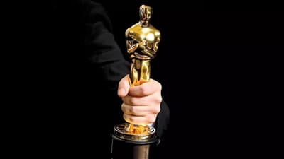 વિશ્વના સૌથી પ્રતિષ્ઠિત ફિલ્મ પુરસ્કારોમાં ગણાતો ઓસ્કાર એવોર્ડ માત્ર એક ટ્રોફી નથી, પરંતુ તે સિદ્ધિ, મહેનત અને પ્રતિભાનું પ્રતિક માનવામાં આવે છે. દર વર્ષે Academy Awards દરમિયાન વિજેતાઓને આ ટ્રોફી આપવામાં આવે છે. આ ચમકતી ટ્રોફી પાછળ એક રસપ્રદ ઇતિહાસ અને કડક નિયમો જોડાયેલા છે, જેનાથી ઘણા લોકો અજાણ છે.