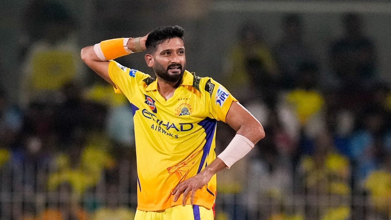 Khaleel Ahmed – Chennai Super Kings: ચોથા નંબર પર ચેન્નાઈ સુપર કિંગ્સ ના ખલીલ અહમદ છે. 3 મે 2025 ના રોજ આરસીબી (RCB) સામે તેણે માત્ર 3 ઓવરમાં જ 65 રન ખર્ચ્યા હતા.  ખાસ વાત એ રહી કે તે એક પણ વિકેટ લઈ શક્યો ન હતો. આટલી ઓછી ઓવરમાં આટલા વધારે રન આપવા તે કોઈપણ બોલર માટે અત્યંત નિરાશાજનક માનવામાં આવે છે. (Photo-BCCI)