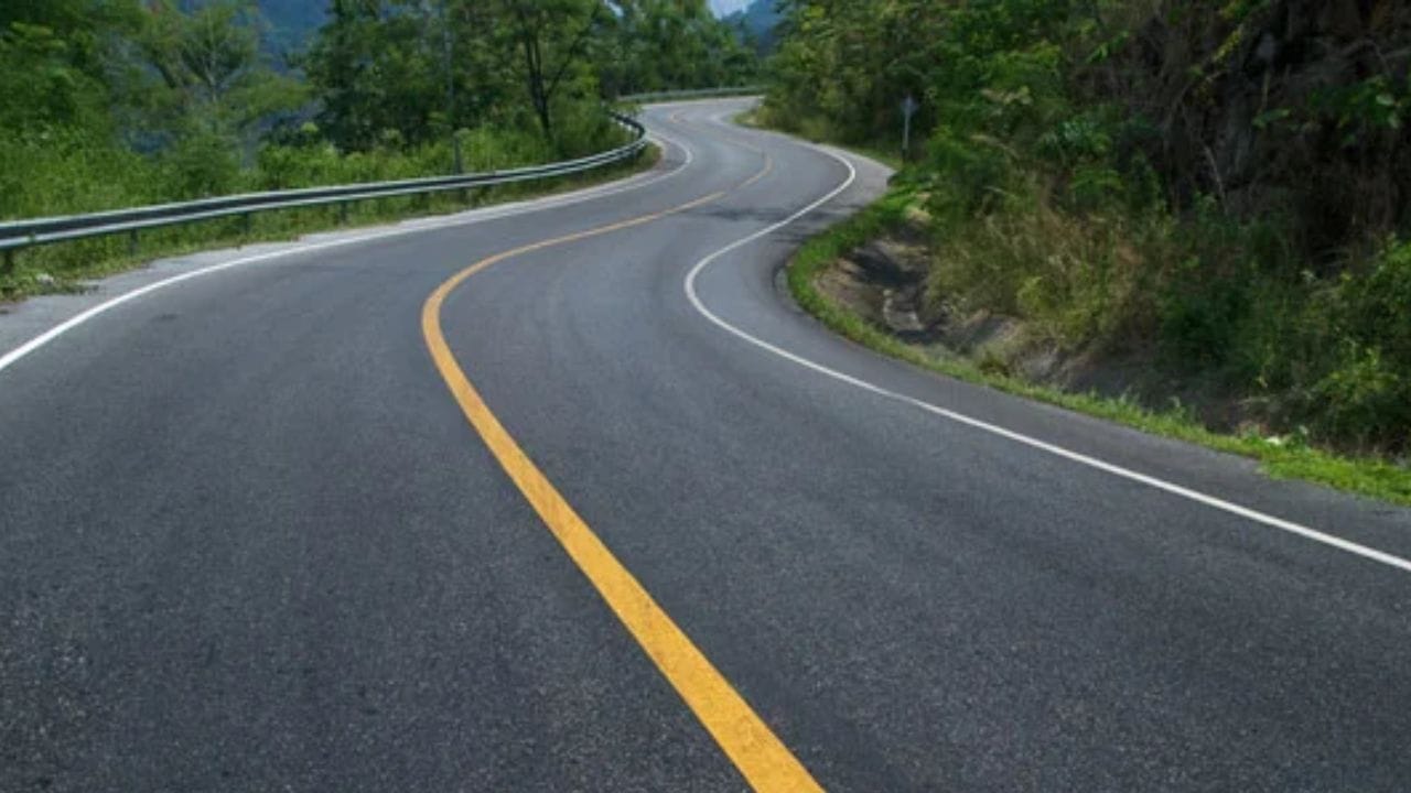 એક પીળી રેખા : જો રસ્તા પર એક પીળી લાઈનનો અર્થ એ છે કે તમે ઓવરટેકિંગ કરી શકો છો, પણ સાવધાની સાથે કરવું જોઈએ. આ સામાન્ય રીતે ઓછા ટ્રાફિકવાળા રસ્તાઓ પર જોવા મળે છે.  (ફોટો google)