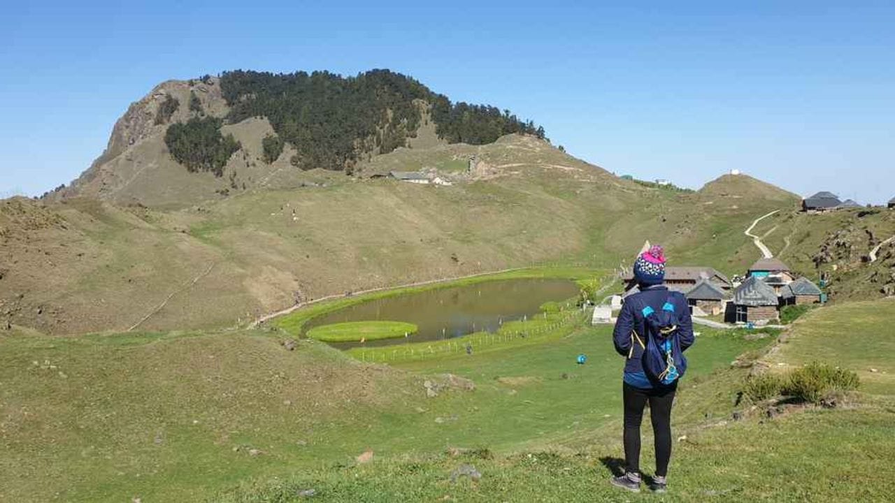 પરાશર લેક સુધી પહોંચવાનો સફર પણ એટલો જ રોમાંચક છે. ટ્રેકીંગના શોખીન લોકો માટે આ સ્થળ સ્વર્ગ સમાન છે. ઘન જંગલો, હરિયાળા મેદાનો અને પહાડી રસ્તાઓમાંથી પસાર થતો આ ટ્રેક દરેક પગલે નવી સુંદરતા દર્શાવે છે. આશરે 9 કિલોમીટરનો આ ટ્રેક શરૂઆત કરનાર અને મધ્યમ લેવલના ટ્રેકર્સ માટે યોગ્ય છે, જેને પૂર્ણ કરવા માટે 4 થી 5 કલાકનો સમય લાગે છે.