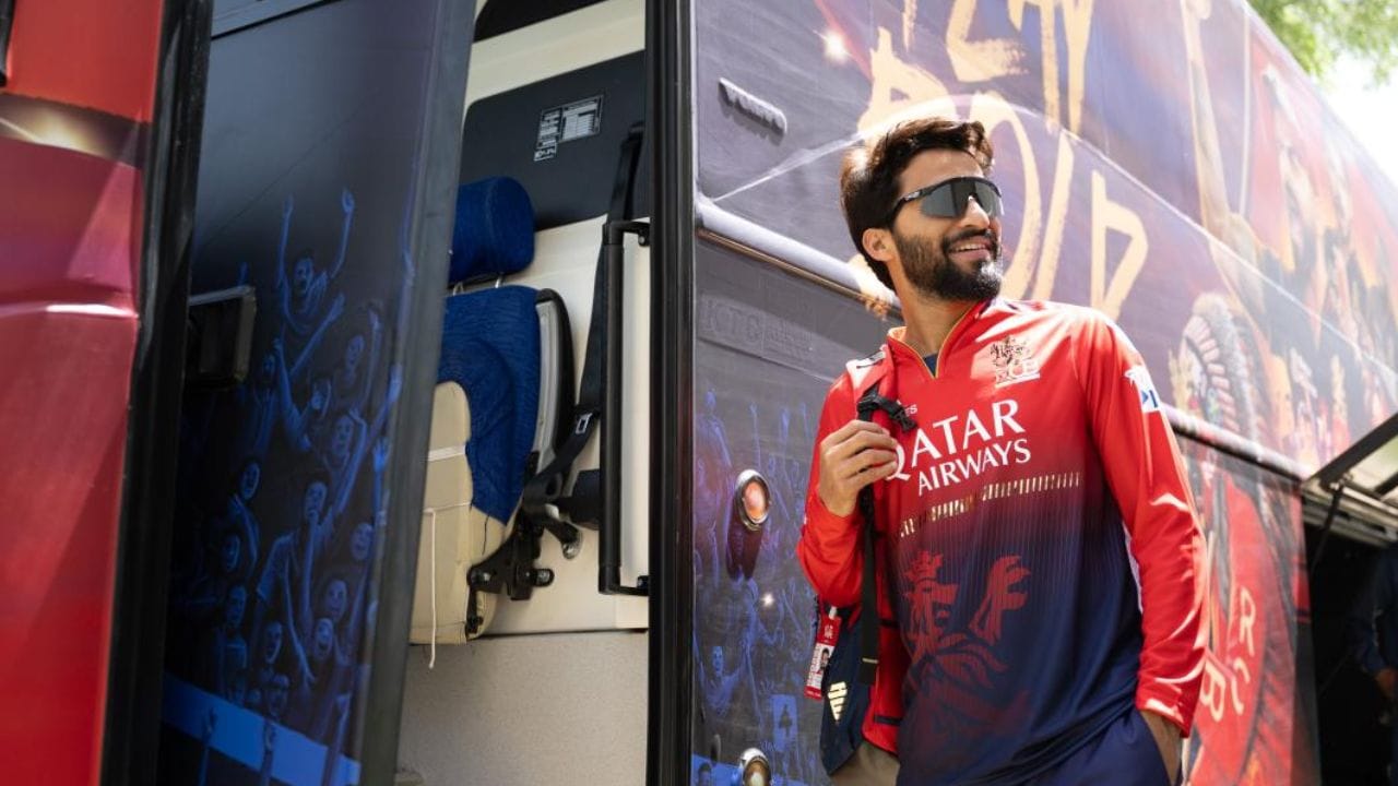 રજત પાટીદાર (RCB): 2025માં રોયલ ચેલેન્જર્સ બેંગ્લુરુને પ્રથમ વખત ટાઈટલ જીતાડ્યા બાદ રજત પાટીદાર થોડો ચર્ચામાં આવ્યો છે.  154.31ના આક્રમક સ્ટ્રાઈક રેટ સાથે રમતા પાટીદારે 42 મેચમાં 1,111 રન બનાવ્યા છે. હાલના સમયમાં મિડલ ઓવરોમાં રનની  ગતિ જાળવી રાખવામાં તે શ્રેષ્ઠ બેટ્સમેન સાબિત થયો છે. (Photo-X/IPL)