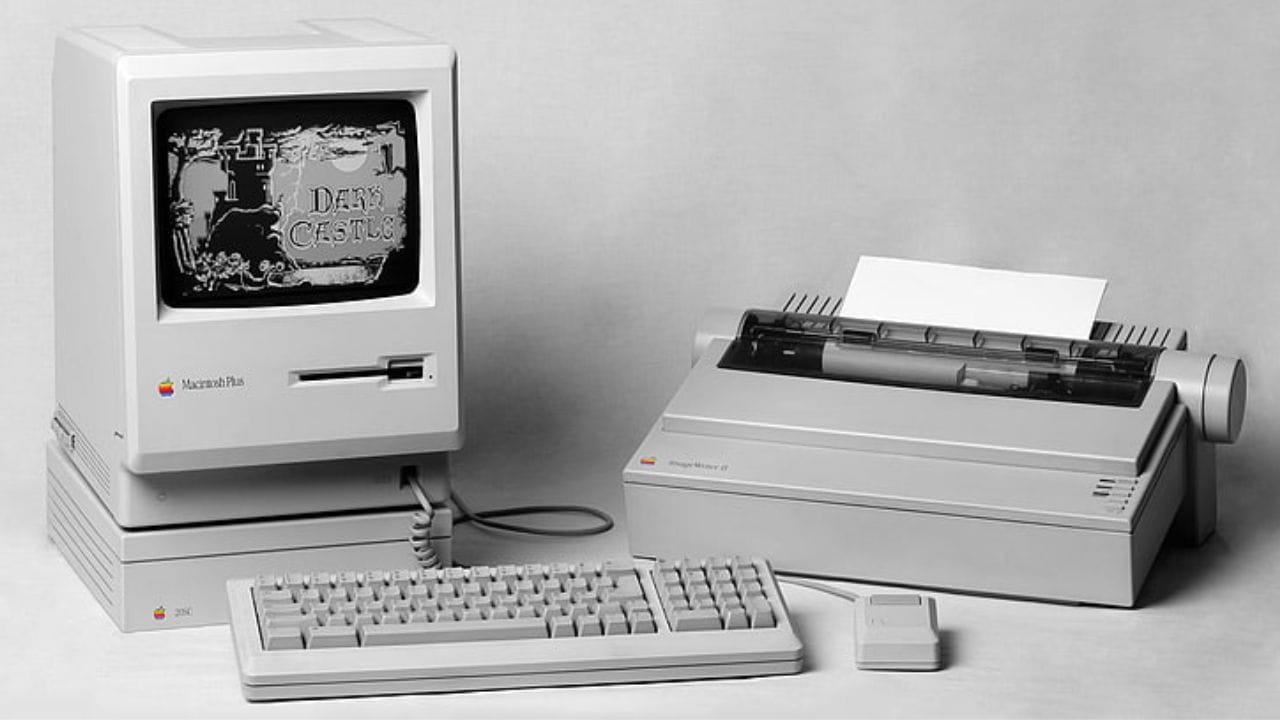 1984માં આવેલા Macintosh એ કમ્પ્યુટિંગને નવી દિશા આપી. માઉસના ‘પોઇન્ટ એન્ડ ક્લિક’ ફીચરથી લોકો સરળતાથી કમ્પ્યુટર ચલાવતા થયા. તે સમય માટે તેની યુઝર-ફ્રેન્ડલી ડિઝાઇન એક મોટી ક્રાંતિ સમાન હતી, જેને કારણે કમ્પ્યુટરનો ઉપયોગ સામાન્ય લોકો સુધી પહોંચ્યો. તેમાં Motorola 68000 પ્રોસેસર, 128KB RAM અને 9 ઇંચની ડિસ્પ્લે હતી. (Image Credit- Social Media)