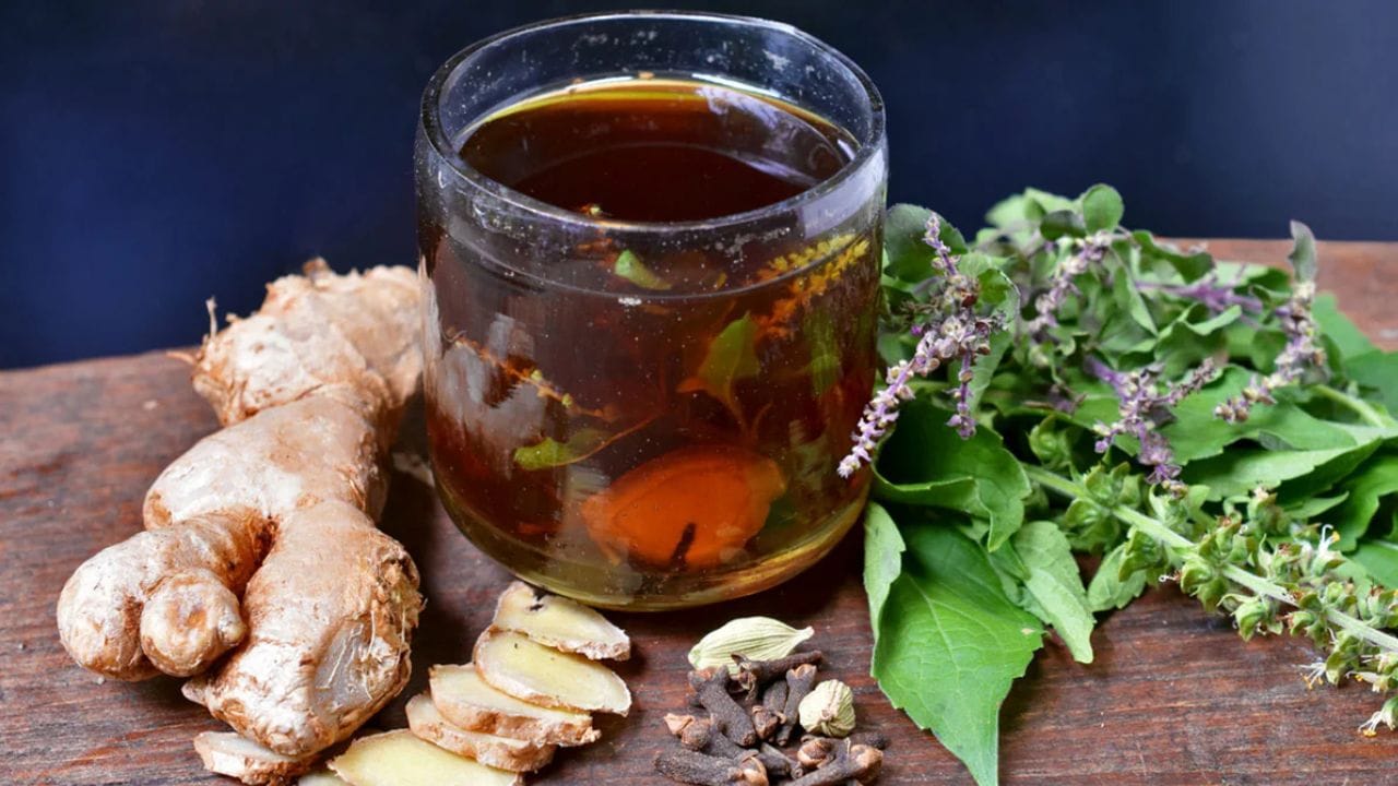 1950 સુધીમાં ચા ભારતીય રસોઈનો એક આવશ્યક ભાગ બની ગઈ હતી. આ ઉપરાંત ભારતીયોએ ચામાં દૂધ અને મસાલા ઉમેરી પોતાનું સ્વદેશી 'મસાલા ચા'બનાવવા લાગ્યા. જે હવે વિશ્વભરમાં લોકપ્રિય બની છે. ચાના આગમન પહેલાં ભારતની સવારની દિનચર્યા આજ કરતાં ઘણી જુદી હતી. લોકો મોસમ અને તેમના કામના પ્રકારને આધારે તેમના પીણાં પસંદ કરતા હતા. સવારમાં શરીરને ઉર્જા આપે અને પેટ સાફ કરે તેવા પીણાં લેવામાં આવ્યા હતા. (ફોટો Google)