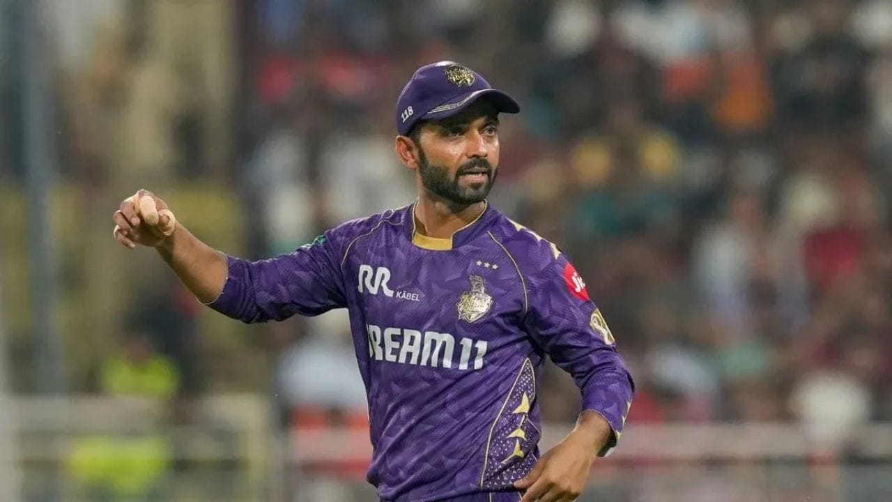 Ajinkya Rahane: અજિંક્ય રહાણેએ પોતાની લાંબી T20 કારકિર્દીમાં લગભગ ક્યારેય બોલિંગ કરી નથી. તેણે 294 મેચોમાં માત્ર એક જ ઓવર ફેંકી હતી અને તેમાં પણ એક વિકેટ ઝડપી લીધી હતી. આ પરાક્રમ તેણે 2009માં મુંબઈ ઈન્ડિયન્સ માટે રમતા કર્યું હતું, જ્યારે તેણે લ્યુક પોમર્સબેકને આઉટ કરીને ડગઆઉટ ભેગો કર્યો હતો.