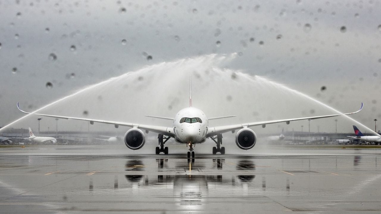 આ 'સ્નાન' પાછળ એક ભાવુક કારણ પણ છે. જ્યારે કોઈ પાયલોટ વર્ષોની સેવા પછી છેલ્લી ફ્લાઈટ ઉડાડે છે, ત્યારે આકાશમાં પાણીનો દરવાજો બનાવી તેને વિદાય અપાય છે.