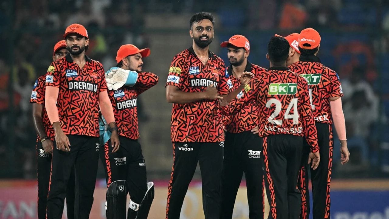 સનરાઇઝર્સ હૈદરાબાદ પણ કોઈ કમજોર ટીમ નથી. ટીમ પાસે સારા બોલર્સ અને આક્રમક બેટ્સમેન છે. જે મેચનો પલડો કોઈપણ સમયે બદલી શકે છે. SRH આ મેચ જીતીને સીઝનની સકારાત્મક શરૂઆત કરવા માગશે. (ફોટો ; Google)