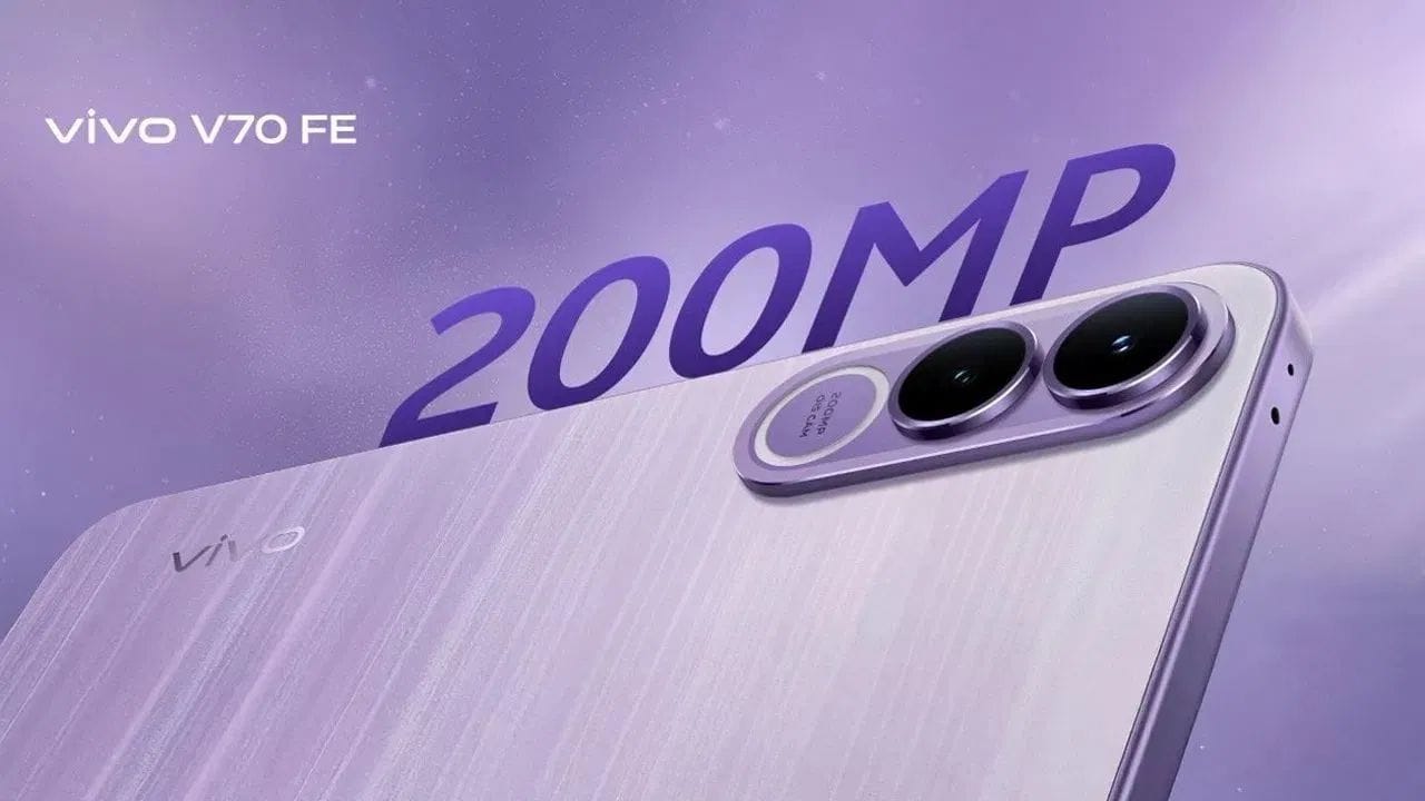 Vivo કંપનીનો V70 FE સ્માર્ટફોન પણ 2 એપ્રિલે બપોરે 12 વાગ્યે લોન્ચ થશે. લોન્ચ પછી આ ફોન કંપનીની સાઇટ અને Amazon પર મળશે. આ ફોનમાં 200 મેગાપિક્સલ OIS પ્રાઇમરી કેમેરા આપવામાં આવશે, જે ફોટોગ્રાફી પ્રેમીઓ માટે ખાસ આકર્ષણ બનશે. તેની સાથે 8 મેગાપિક્સલ વાઇડ એંગલ કેમેરા અને 50 મેગાપિક્સલ સેલ્ફી કેમેરા મળશે. ફોનમાં AI ફીચર્સ, 30x સુપર ઝૂમ અને 7000એમએએચની મોટી બેટરી આપવામાં આવશે. 90W ફાસ્ટ ચાર્જિંગ સપોર્ટ સાથે ફોન ઝડપથી ચાર્જ થઈ શકશે. 1.5K OLED ડિસ્પ્લે, 120Hz રિફ્રેશ રેટ અને HDR10+ સપોર્ટ તેને વધુ પ્રીમિયમ બનાવે છે. સાથે જ ડ્યુઅલ સ્ટીરિયો સ્પીકર્સનો અનુભવ પણ મળશે.