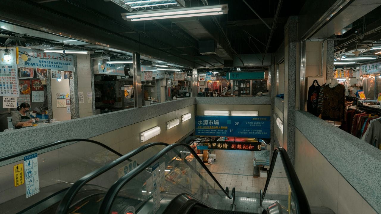 શોપિંગ સેન્ટરો એક એવુ યુનિવર્સ છે જ્યા સમયની અવધારણાને ચાલાકીથી નિયંત્રિત કરવામાં આવે છે. ઘડિયાળોને જાણીજોઈને ન રાખવી પર્યાવરણીય મનોવિજ્ઞાનનુ એક વ્યુહાત્મક  તત્ત્વ છે. જેનો આશય તમને સમયની જાગૃતિથી દૂર રાખવાનો છે. (Photo - Pexels)