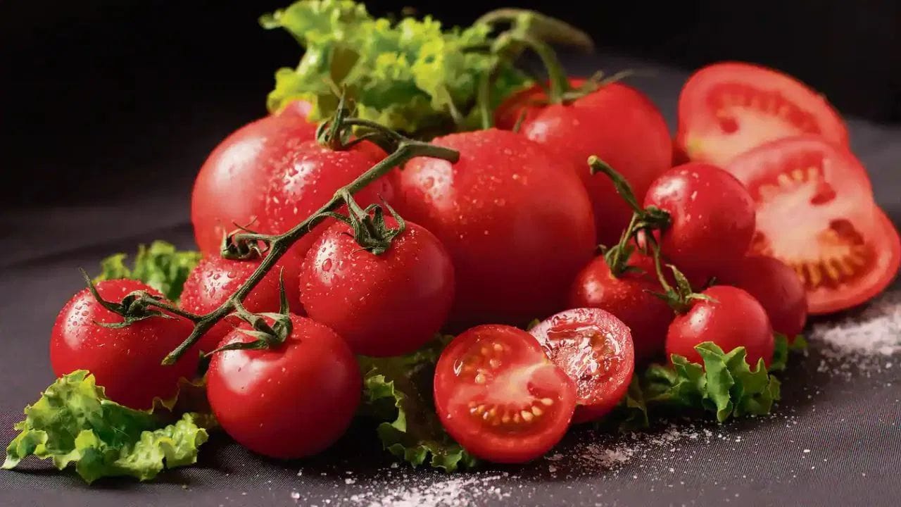 ટામેટાને પણ ઘણા લોકો ભારતીય માનતા હોય છે, પરંતુ તેનો ઉદ્ભવ પણ દક્ષિણ અમેરિકા સાથે જોડાયેલો છે. મેક્સિકોમાં લગભગ હજારો વર્ષ પહેલાં તેની ખેતી શરૂ થઈ હતી. ત્યારબાદ તે યુરોપમાં પહોંચ્યો અને અંતે પોર્ટુગીઝ વેપારીઓ દ્વારા ભારત લાવવામાં આવ્યો. આજે ટામેટા ભારતીય રસોડાનું અવિભાજ્ય અંગ બની ચૂક્યા છે.