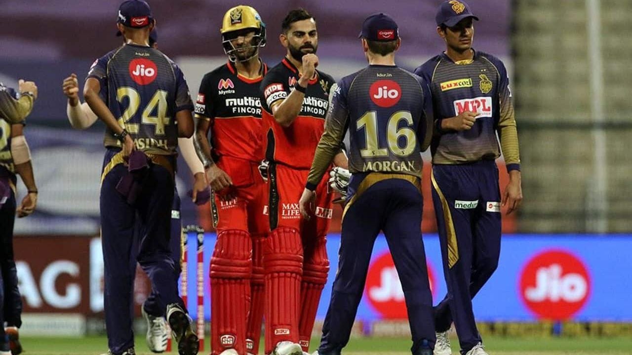 RCBનો સૌથી ઓછો સ્કોર: KKR સામે 2017 માં બેંગલોરની આખી ટીમ માત્ર 49 રનમાં ઓલઆઉટ થઈ ગઈ હતી. આજના સમયની મજબૂત બેટિંગ લાઇનઅપ જોતા આટલા ઓછા સ્કોરમાં આઉટ થવું મુશ્કેલ લાગે છે. (Photo-BCCI)