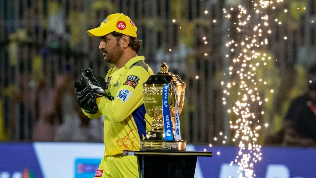 ધોનીને Best Finisher કહેવામાં આવે છે. નંબર 5 કે તેથી નીચે બેટિંગ કરીને ધોનીએ સૌથી વધુ રન ફટકાર્યા છે. આ ક્રમ પર બેટિંગ કરતાં ધોનીએ 3,683 રન બનાવ્યા છે. જે કોઈ પણ નીચલા ક્રમના બૅટ્સમેન માટે અઘરું છે. (Photo-BCCI)