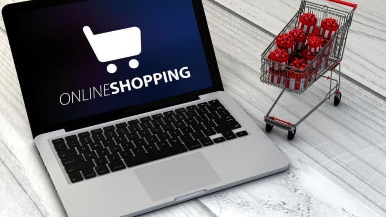 મોટાભાગે લોકો માત્ર પ્રોડક્ટની તસવીર જોઈને જ ઓર્ડર કરી લેતા હોય છે,પરંતુ અસલી રમત તો તેની ડિટેલ્સમાં હોય છે. ઘણી વાર ફોટામાં બતાવેલી પ્રોડક્ટ એ અસલી કરતાં સાવ અલગ જ હોય છે. એટલે જરૂરી છે કે તમે પ્રોડક્ટની પૂરેપૂરી જાણકારી ધ્યાનથી વાંચો. જો કોઈ બ્રાન્ડેડ વસ્તુ તેની કિંમત કરતાં વધારે સસ્તી મળી રહી છે તો તેને બરાબર ચકાસો. (Photo-Google)