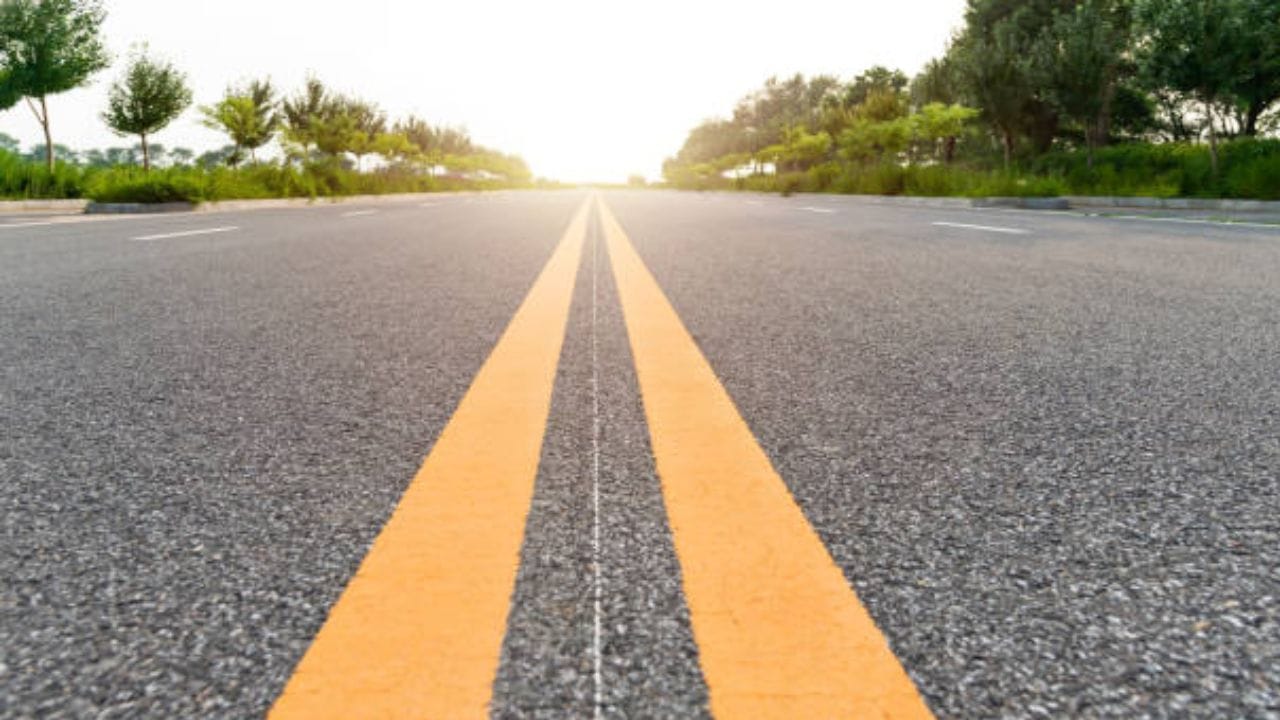 બેવડી પીળી રેખા : જો રસ્તા પર બે પીળી રેખાઓ હોય, તો તે સ્પષ્ટપણે દર્શાવે છે કે ઓવરટેકિંગ પર સખત પ્રતિબંધ છે. આ સામાન્ય રીતે ડુંગરાળ પ્રદેશો, પુલો, ઝડપી  વળાંકો અને ભારે ટ્રાફિકવાળા વિસ્તારોમાં જોવા મળે છે. આ રેખા પાર કરવી માત્ર ખતરનાક જ નથી પણ કાનૂની ગુનો પણ છે. જેના પરિણામે દંડ પણ થઈ શકે છે. (ફોટો google)