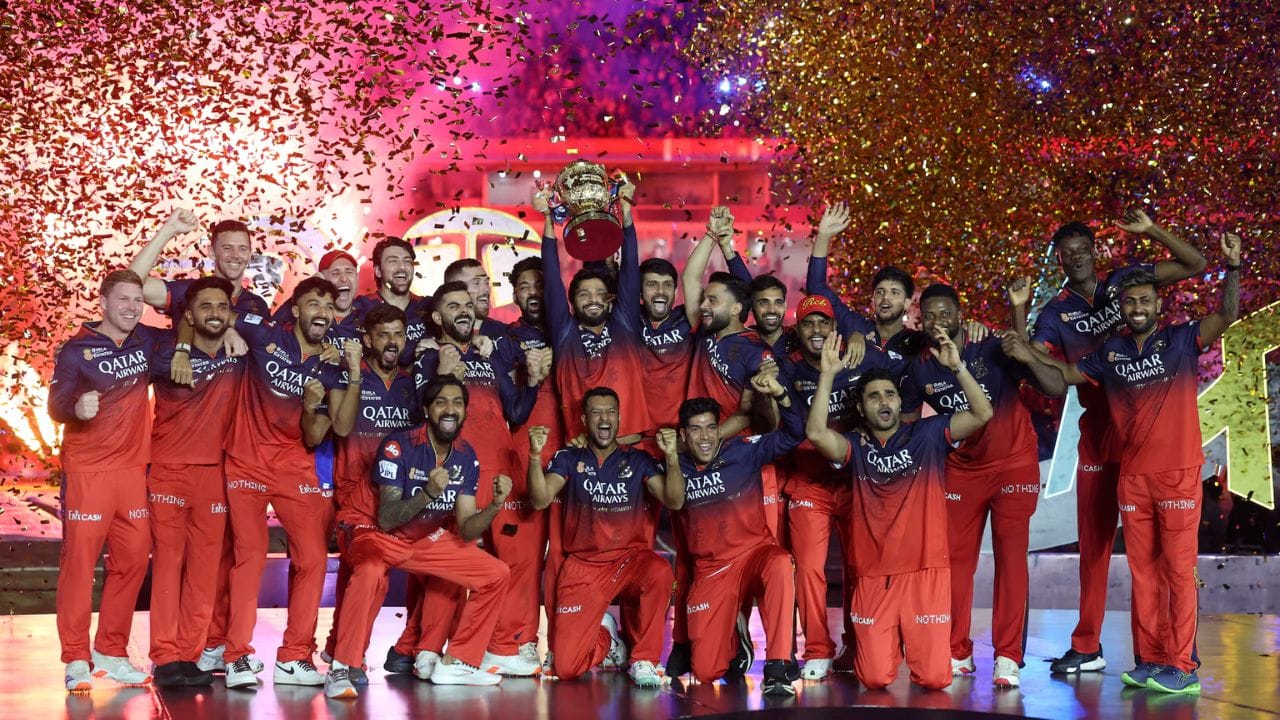 ટીમ સામે સંતુલનનો પડકાર: યશ દયાલ પાછલા સીઝનમાં RCB માટે મહત્વપૂર્ણ ખેલાડી રહ્યો હતો. તેની ગેરહાજરીમાં ટીમને તેની બોલિંગ કોમ્બિનેશનમાં બદલાવ કરવા પડશે.  હવે એ રસપ્રદ છે કે ટીમ મેનેજમેંટ અનુભવને પ્રાથમિકતા આપે છે કે પછી યુવા ખેલાડીઓને તક આપે છે.