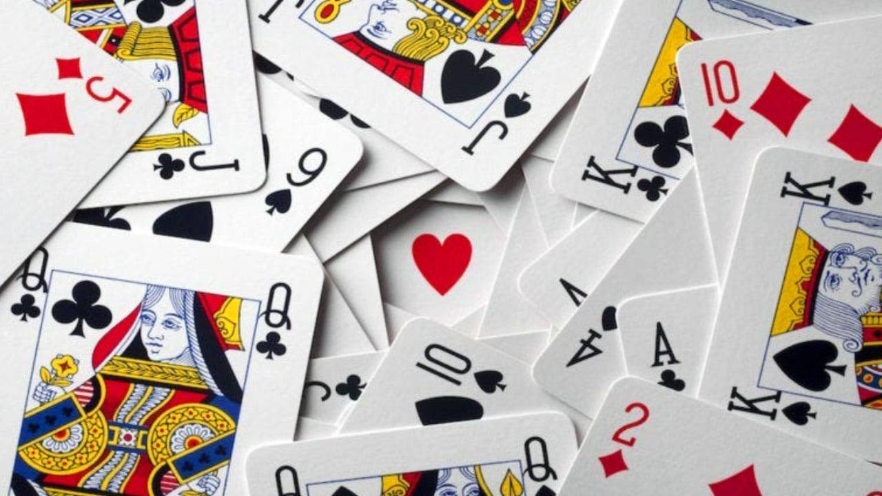 ભારતમાં આ નામ કેવી રીતે આવ્યા? :  હવે સૌથી રસપ્રદ પ્રશ્ન ભારતમાં લાલ , ચોકડી, ફૂલ, કાળી નામ કેમ પડ્યા? સાચી વાત એ છે કે તેનો કોઈ ચોક્કસ પુરાવો મળતો નથી. પરંતુ માન્યતાઓ અનુસાર : પાન (Hearts) – આકાર પાન જેવો લાગતો હોવાથી, ચોકડી (Diamonds) – ટાઇલ  જેવી ડિઝાઇન પરથી , કાળી (Spades) – કાળા પાન તરીકે ઓળખાતો અને કદાચ શક્તિ/હુકમનું પ્રતિક માનવામાં આવ્યો , ફૂલ (Clubs) – હલકું અને સરળ પત્તું હોવાને કારણે તેને ફૂલ સાથે જોડવામાં આવ્યું . આ બધા માત્ર અનુમાન અને લોકપ્રચલિત થિયરીઝ છે, કોઈ સત્તાવાર કારણ નથી.