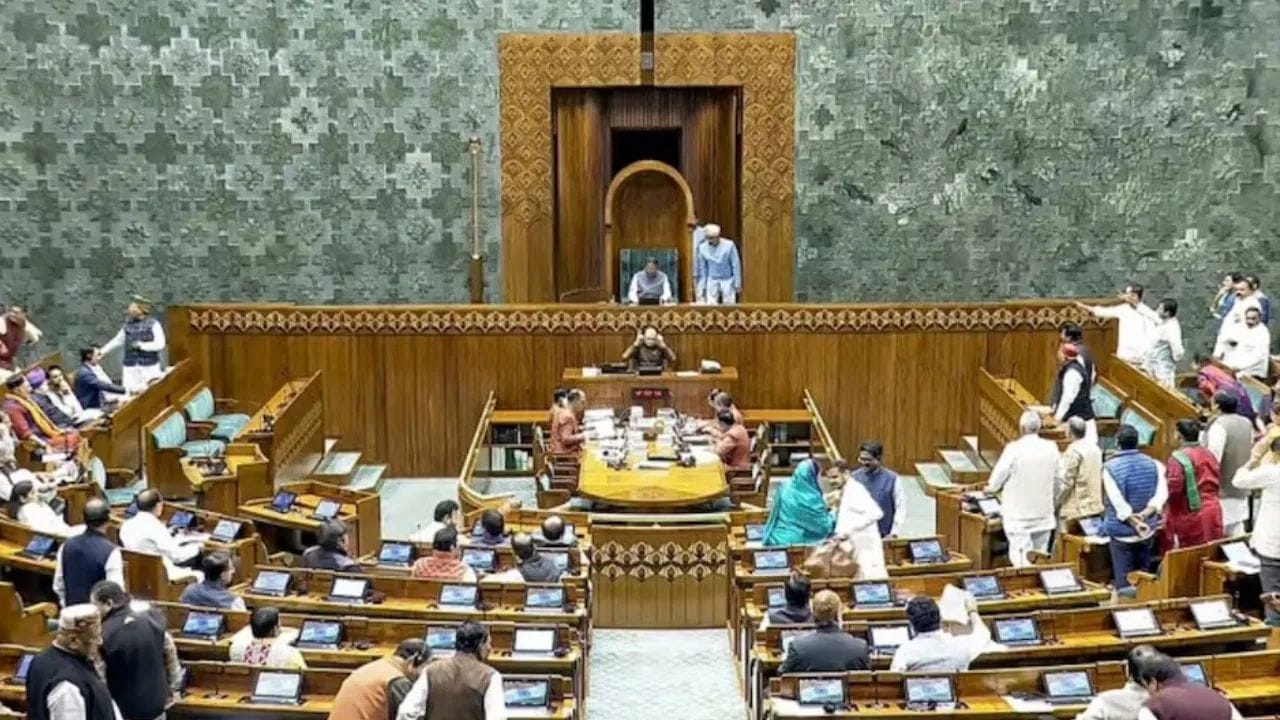 શું ગેસના ભાવ વધશે? જનતાના ખિસ્સા પર યુદ્ધની શું અસર થશે તે અંગે સરકારે મોટું નિવેદન આપ્યું છે. અત્યાર સુધીમાં 4.25 લાખ લોકોને સુરક્ષિત કાઢવામાં આવ્યા છે અને ઘરેલું ગેસના ભાવમાં કોઈ જ વધારો ન કરવાની ખાતરી આપી છે. જોકે, પડદા પાછળ બનેલી 7 હાઈ-લેવલ કમિટીઓ કંઈક મોટી તૈયારી કરી રહી હોવાના સંકેત છે.