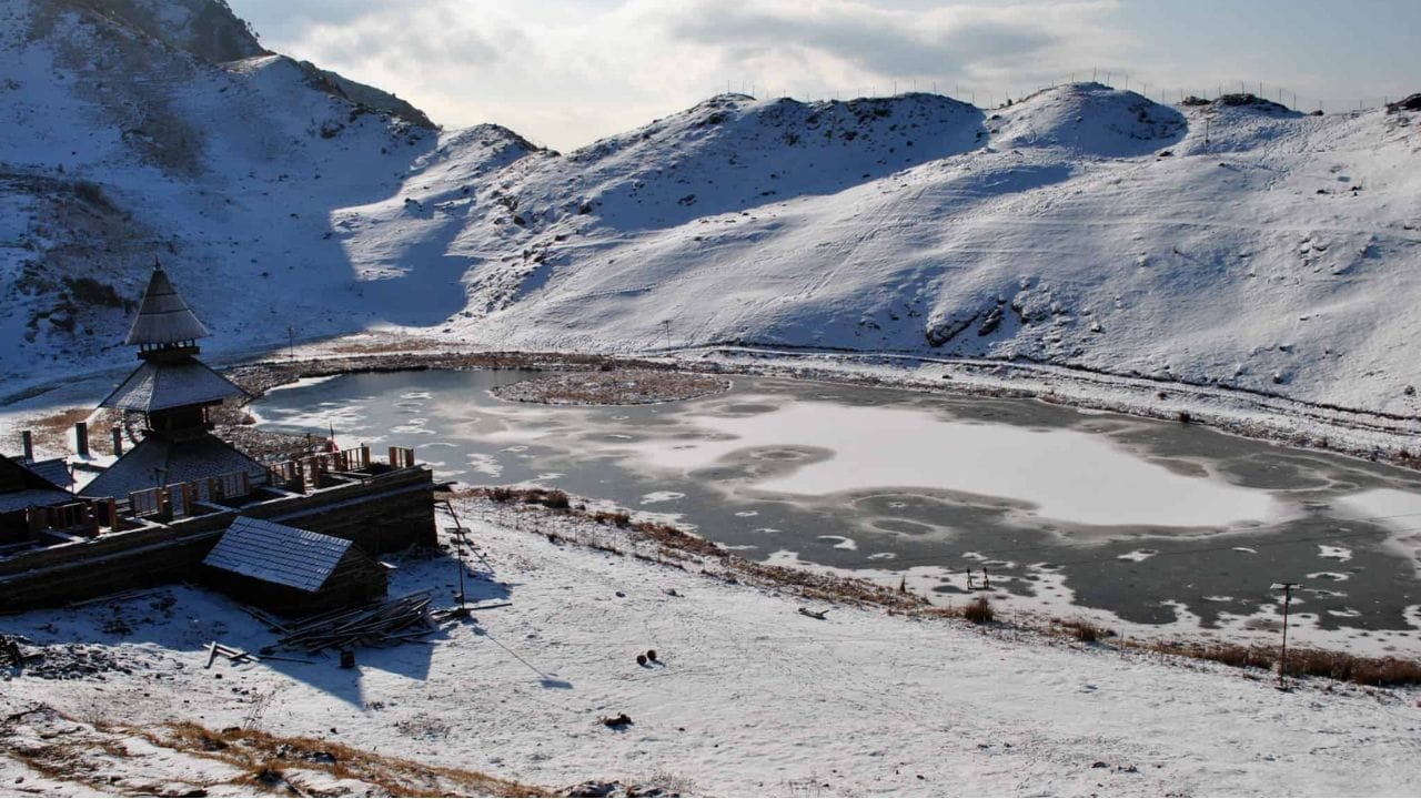 લેકના કિનારે બેસીને ઠંડી હવામાં સમય પસાર કરવો એક અનોખો અનુભવ છે. અહીંયા શાંત માહોલ અને કુદરતી સૌંદર્ય મનને સંપૂર્ણ રીતે શાંત કરી દે છે. લેકના પાણીના બદલાતા રંગો અને આસપાસના પહાડોના દ્રશ્યો દિલને સ્પર્શી જાય છે.