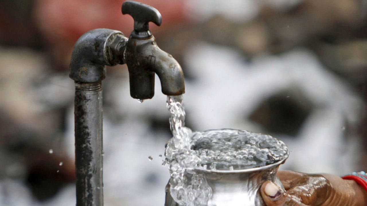 વાર્ષિક પાણી ઉપાડનાર દેશમાં ભારત વૈશ્વિક સ્તરે પ્રથમ ક્રમે છે. અહેવાલ મુજબ, ભારત દર વર્ષે આશરે 761 બિલિયન ક્યુબિક મીટર પાણીનો વપરાશ કરે છે. કૃષિ એ ભારતના અર્થતંત્રનો મુખ્ય આધાર છે. પાણીનો સૌથી મોટો ભાગ સિંચાઈ માટે વપરાય છે. ભારત તેની વિશાળ વસ્તી અને પરંપરાગત ખેતીની જરૂરિયાતોને પહોંચી વળવા માટે ભૂગર્ભજળનો વધુ પડતો ઉપયોગ કરે છે. (ફોટો ક્રેડિટ-Google)