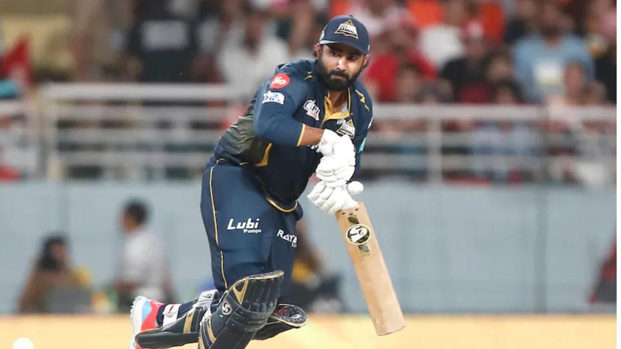 રાહુલ તેવટિયા (GT): તેને સાચા અર્થમાં "ફિનિશર" કહી શકાય,  IPL 2025માં તેનો સ્ટ્રાઈક રેટ 167.80 રહ્યો હતો અને પોતાની કરિયરમાં તે 29 વખત  નોટ આઉટ રહ્યો છે. પંજાબ સામેની મેચમાં છેલ્લા 2 બોલમાં 12 રન જોઈતા હોય ત્યારે તેવટિયા બંને બોલમાં સિક્સ મારીને ટીમને જીત આપવી હતી.  જે તેને ટી-20 ફોર્મેટનો ખતરનાક ખેલાડી બનાવે છે. (Photo-X/IPL)