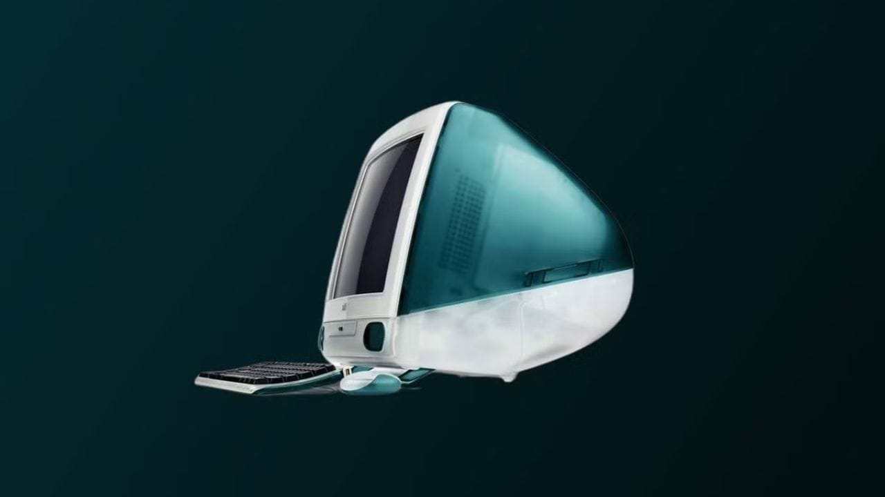 1997માં Steve Jobsની વાપસી પછી 1998માં iMac રજૂ થયો. રંગીન અને આકર્ષક ડિઝાઇન સાથેનું આ કમ્પ્યુટર ખાસ ઘર માટે તૈયાર કરવામાં આવ્યું હતું. સરળ ઉપયોગ અને ઝડપથી ઇન્ટરનેટ સાથે જોડાવાની સુવિધાએ તેને ખૂબ લોકપ્રિય બનાવ્યું. (Image Credit- Social Media)