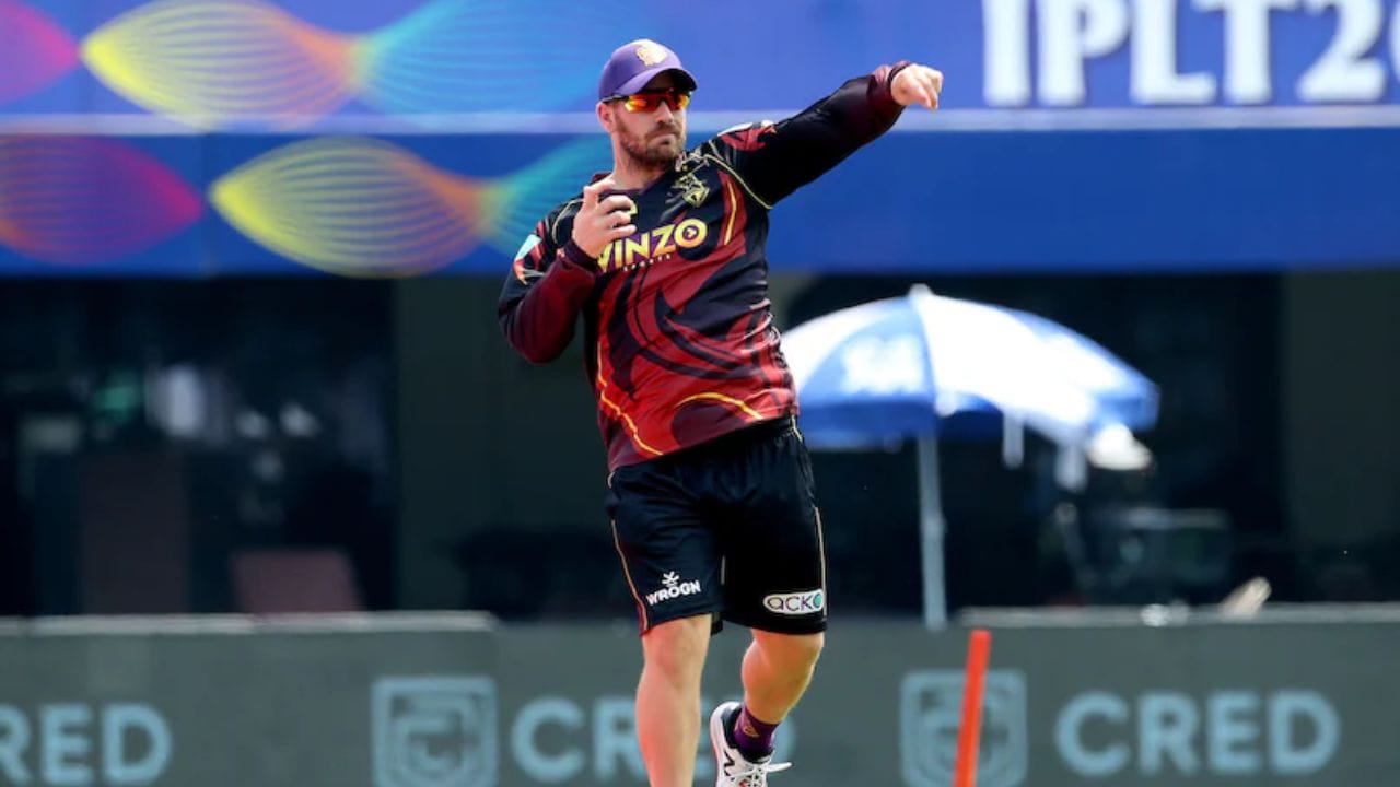 Aaron Finch: એરોન ફિંચ, જે IPLમાં 9 અલગ-અલગ ટીમોની જર્સીમાં જોવા મળી ચૂક્યા છે, તેમણે પણ એકવાર બોલિંગમાં હાથ અજમાવ્યો હતો. 2013માં પુણે વોરિયર્સ માટે રમતી વખતે તેમણે બોલિંગ કરી હતી અને એક વિકેટ ઝડપી હતી. ફિંચ સામાન્ય રીતે માત્ર આક્રમક બેટિંગ માટે જ જાણીતા છે.