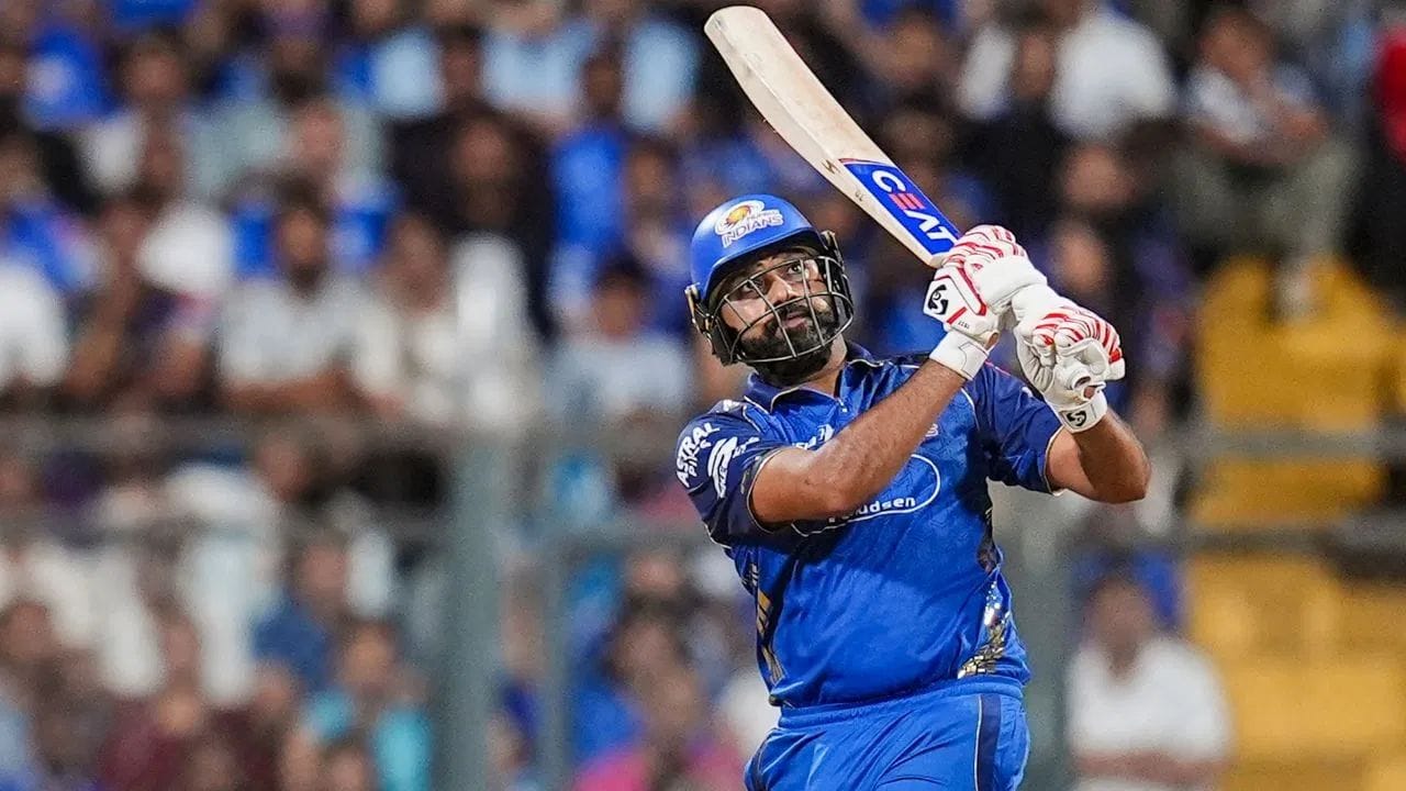 ખાસ વાત એ રહી કે રોહિત શર્માએ પોતાની આ અડધી સદી પાવરપ્લેની અંદર જ પૂરી કરી લીધી. IPL કરિયરમાં આ પહેલીવાર બન્યું છે જ્યારે તેણે પાવરપ્લેમાં જ 50 રન બનાવી દીધા હોય.  શરૂઆતની ઓવરોમાં જ તેની આક્રમક બેટિંગે મુંબઈ ઈન્ડિયન્સને મજબૂત શરૂઆત અપાવી અને KKRની બોલિંગ પર દબાણ બનાવી દીધું. (Photo-PTI)