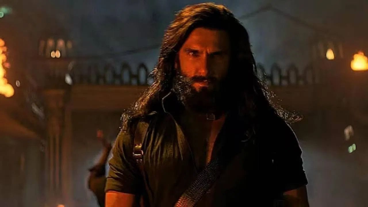 ફિલ્મના ચાહકો આ વાત પર પ્રતિક્રિયા આપવા લાગ્યા. એક ચાહકે આદિત્ય ધર અને યામી ગૌતમને ટેગ કરીને લખ્યું, "ધૂરંધર 2 યુટ્યુબ પર અપલોડ કરવામાં આવી છે. કૃપા કરીને યુટ્યુબ પર તેની જાણ કરો. હું ખરેખર ઇચ્છું છું કે આ ફિલ્મ ઓછામાં ઓછી 3000 કરોડનો આંકડો પાર કરે. મને તેની વાર્તા અને સિનેમેટોગ્રાફી ખૂબ ગમી. છેલ્લા દ્રશ્યે મારી આંખોમાં આંસુ લાવી દીધા." બીજા એક ચાહકે લખ્યું, "આદિત્ય સર, કૃપા કરીને યુટ્યુબ પર તપાસો. ધુરંધર 2 લગભગ સંપૂર્ણ રીતે અપલોડ થઈ ગઈ છે. કેટલાક ઈર્ષાળુ લોકો તેના થિયેટર રનમાં ખલેલ પહોંચાડવાનો પ્રયાસ કરી રહ્યા છે. કૃપા કરીને તેને યુટ્યુબ પરથી દૂર કરો. ભારત માતા કી જય."