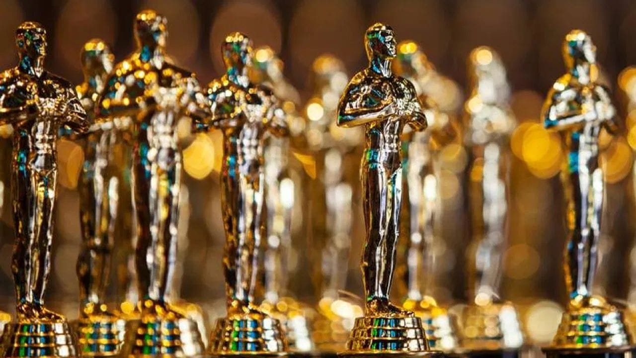 ‘ઓસ્કાર’ નામ પાછળ પણ એક રસપ્રદ ઘટના છે. કહેવાય છે કે એકેડમીની લાઇબ્રેરિયન Margaret Herrickએ આ ટ્રોફીને જોઈને કહ્યું હતું કે આ તેમના કાકા ઓસ્કાર જેવી લાગે છે. આ ટિપ્પણી બાદ આ નામ ધીમે ધીમે પ્રચલિત બન્યું. બાદમાં 1939માં આ નામને સત્તાવાર રીતે સ્વીકારવામાં આવ્યું અને ત્યારથી આ એવોર્ડ ‘ઓસ્કાર’ તરીકે જ ઓળખાય છે.