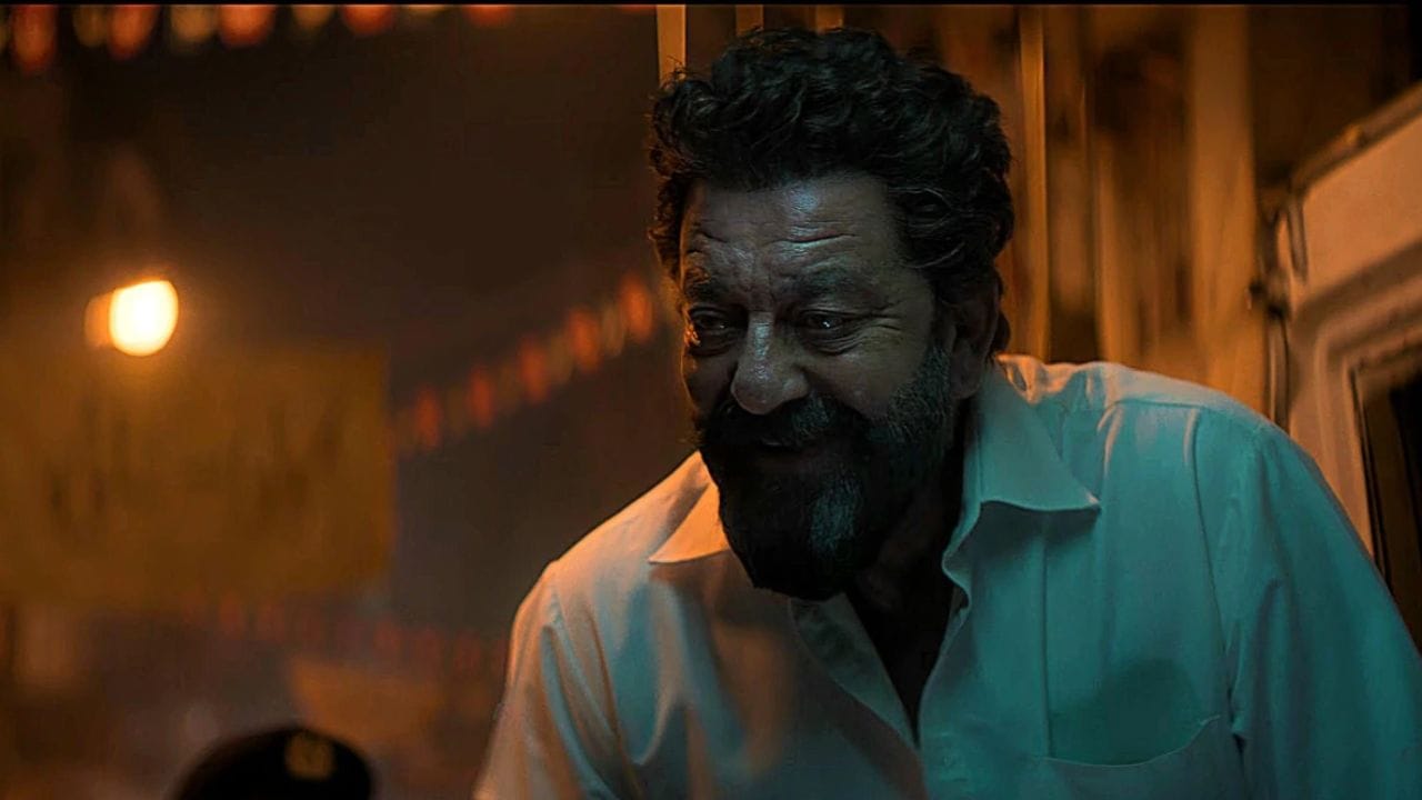 'ધુરંધર 2' માંથી સંજય દત્ત અને અર્જુન રામપાલનો એક લીક થયેલ ફોટો પણ સામે આવ્યો છે. જેનું શૂટિંગ સાઉથ મુંબઈમાં કરવામાં આવ્યું હતું. સંજય દત્તના ઘણા સીન જેમાં તે સંપૂર્ણ પણે એક્શન મોડમાં દેખાય છે, તે પણ મુંબઈમાં જ શૂટ કરવામાં આવ્યા હતા.   (ફોટો google)