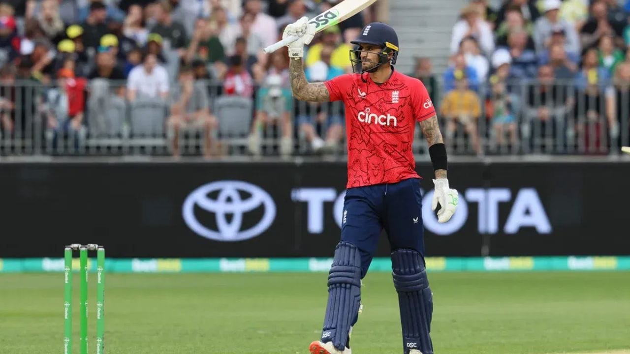 એલેક્સ હેલ્સ - 86 રન  ઈંગ્લેન્ડે એડિલેડ ઓવલ ખાતે 2022ની T20 વર્લ્ડ કપ સેમિફાઇનલ 10 વિકેટથી જીતી હતી. ભારત સામેની તે મેચમાં, એલેક્સ હેલ્સે 47 બોલમાં 86 રન બનાવ્યા હતા, જેમાં 7 છગ્ગા અને 4 ચોગ્ગાનો સમાવેશ થતો હતો.