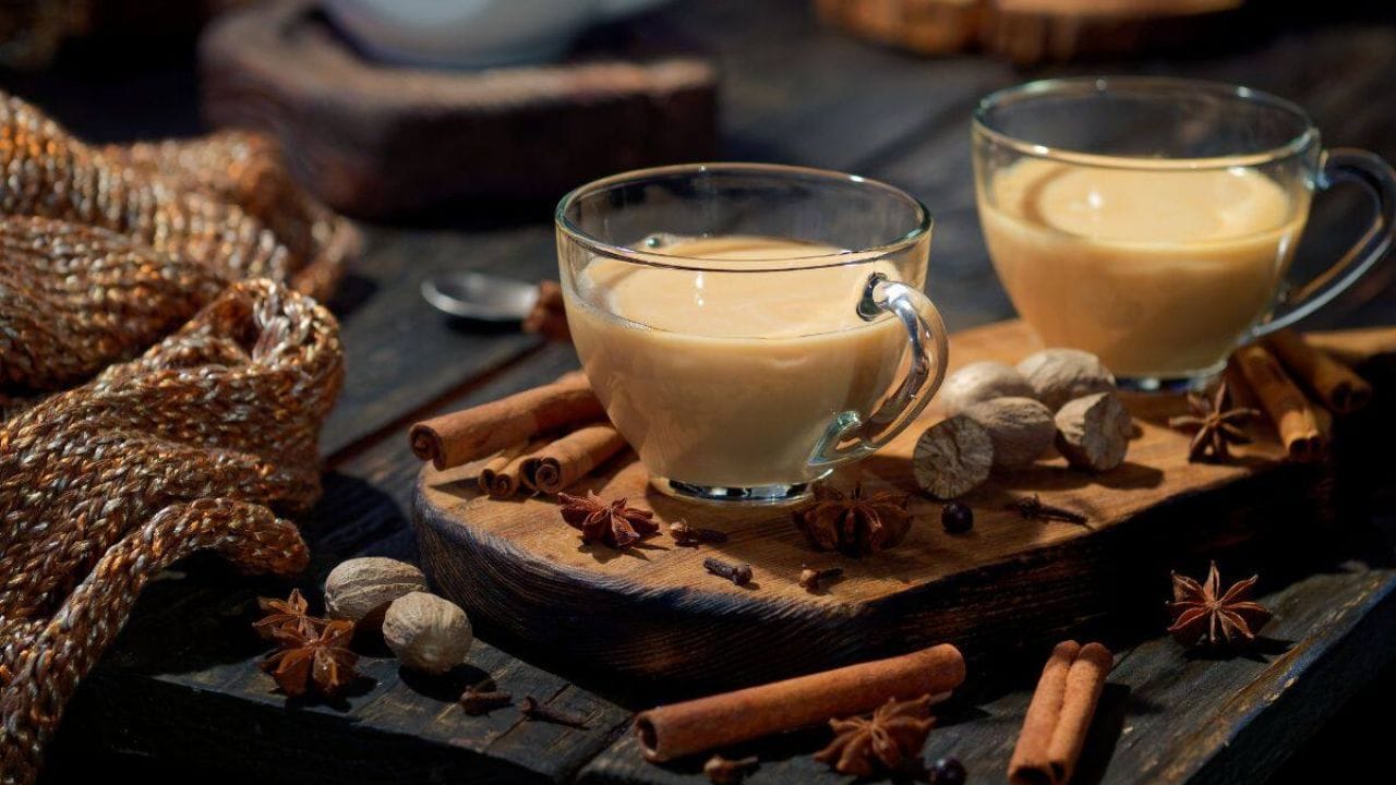 દાલચીની એક એવી નેચરલ વસ્તુ છે જે શરીરમાં શુગર લેવલને નિયંત્રિત રાખવામાં મદદ કરે છે. તે ઇન્સુલિન સેન્સિટિવિટી સુધારે છે અને બેલી ફેટ ઘટાડવામાં પણ અસરકારક છે. દાલચીનીને પાણીમાં ઉકાળી તેની ચા બનાવી શકાય છે અને સ્વાદ માટે તેમાં થોડી મધ ઉમેરવી યોગ્ય છે. દિવસમાં એક વખત તેનો ઉપયોગ કરવાથી ફાયદો થાય છે.