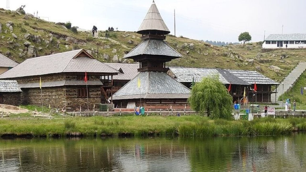 લેકની બાજુમાં આવેલ પરાશર ઋષિનું પ્રાચીન મંદિર આ જગ્યાને આધ્યાત્મિક મહત્વ પણ આપે છે. આ મંદિરની લાકડાની અનોખી બનાવટ અને આસપાસનું શાંતિપૂર્ણ વાતાવરણ પ્રવાસીઓને ખાસ અનુભવ કરાવે છે.