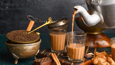 આજે ભારતીય ઘરની સવાર ચાના કપ વિના અધૂરું માનવામાં આવે છે. સવારમાં ઉઠતાંની સાથે જ ગરમ ચાનો કપ એક ધાર્મિક વિધિ બની ગયો છે. સદીઓથી આયુર્વેદ અને કુદરતી પીણાં પર આધાર રાખતા ભારતીયોએ ચાનો સ્વાદ કોણે અને કેવી રીતે વિકસાવ્યો? આ વાર્તા ફક્ત પીણા વિશે નથી, પરંતુ એક સારી રીતે વિચારેલી વ્યવસાયિક વ્યૂહરચના વિશે છે જેણે આપણી સવારનો આરામ કાયમ માટે બદલી નાખ્યો. (ફોટો Google)