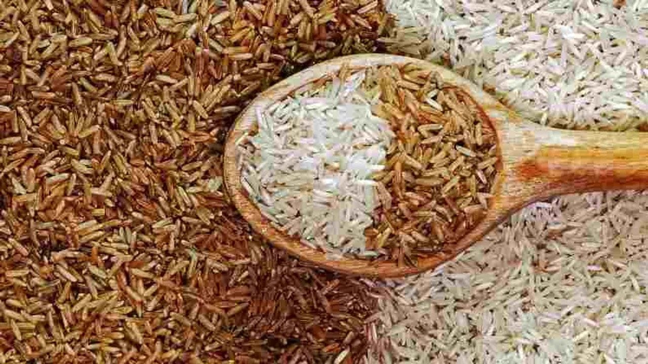 આ દુનિયાના સૌથી મોંઘા ચોખા તરીકે કિન્મેમાઈ પ્રીમિયમ ચોખા (Kinmemai Premium Rice) ને ગણવામાં આવે છે. આ ખાસ પ્રકારના ચોખા જાપાનની ટોયો રાઇસ કોર્પોરેશન કંપની દ્વારા ઉત્પન્ન થાય છે. તેની વિશેષ ગુણવત્તા, અનોખી ઉત્પાદન તકનીકો અને મર્યાદિત ઉત્પાદનને કારણે તેને સૌથી મોંઘા ચોખા તરીકે ઓળખવામાં આવે છે.