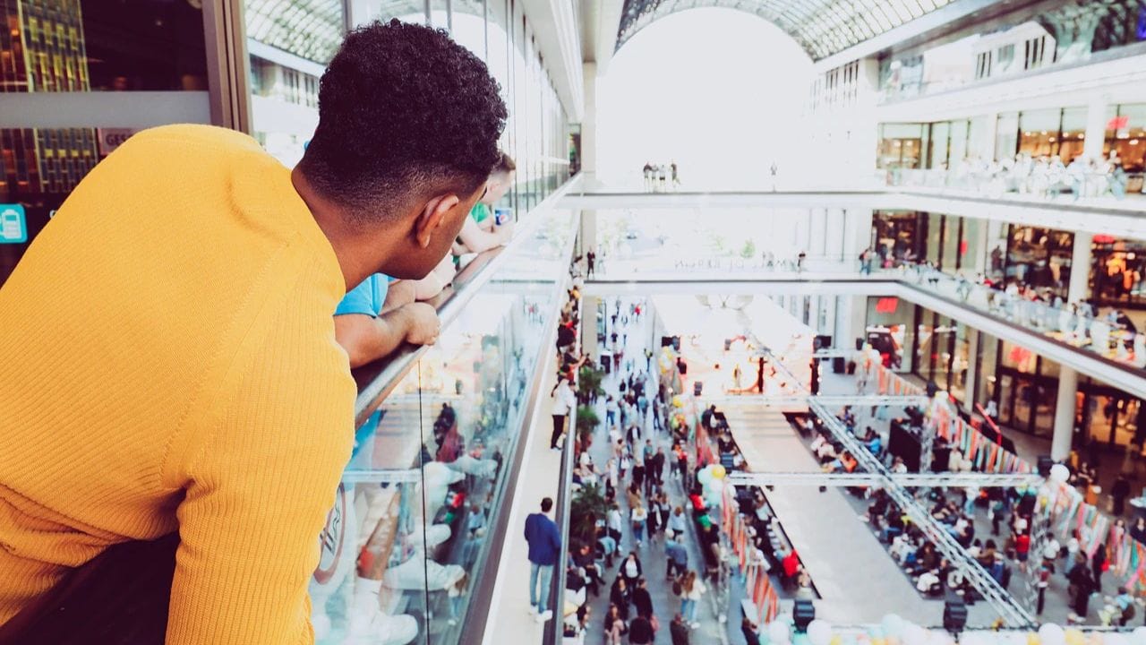 કારણ કે આપણે ફક્ત પ્રદર્શનમાં રહેલા ઉત્પાદનોથી આપણી આંખો દૂર કરી શકતા નથી. લોરા નોંધે છે કે તમે જેટલા લાંબા સમય સુધી આ "કાલાતીત" સ્થિતિમાં રહેશો, તેટલી વધુ શક્યતા છે કે તમે વધારાની ખરીદી કરો - એક પ્રક્રિયા જે તમને બાહ્ય વિશ્વ, તમારી અન્ય જવાબદારીઓ અને તમારા સમયપત્રકની મર્યાદાઓથી ડિસ્કનેક્ટ રાખે છે. (ફોટો - પિક્સેબે)