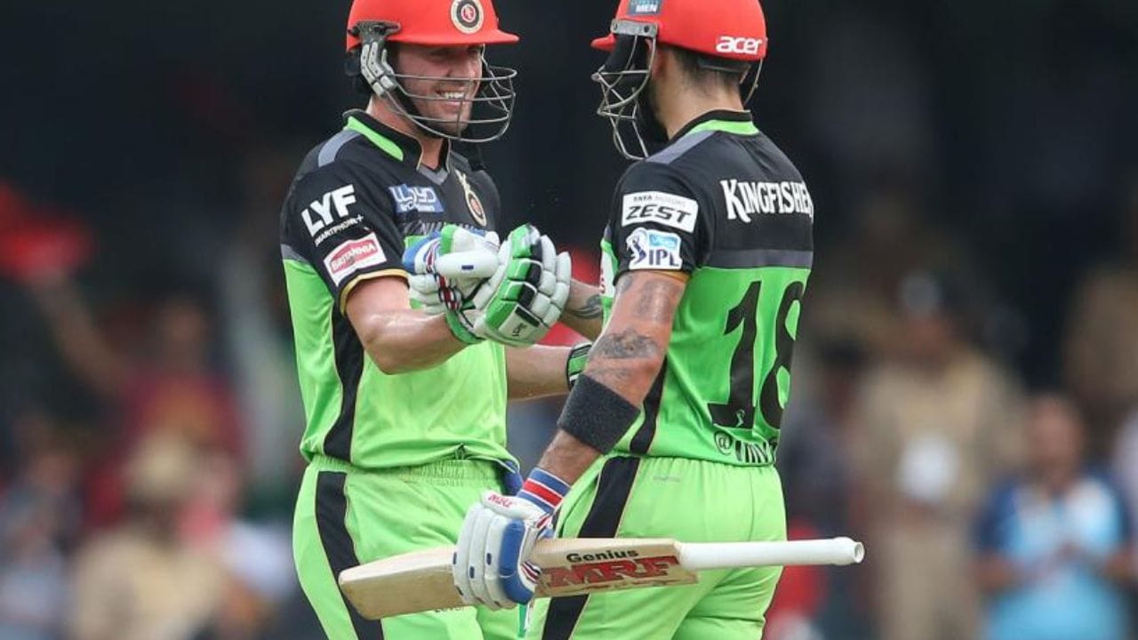 કોહલી અને ડી વિલિયર્સની 229 રનની પાર્ટનરશિપ (2016): ગુજરાત લાયન્સ સામે બીજી વિકેટ માટે આ બંને દિગ્ગજોએ 229 રન જોડ્યા હતા. T20 ની 120 બોલની રમતમાં આ આંકડો અકલ્પનીય છે. (Photo-BCCI)