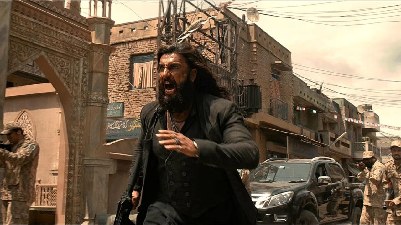 ધુરંધર 2 ના ક્લાઇમેક્સ સિક્વન્સનું શૂટિંગ પંજાબના લુધિયાણામાં કરવામાં આવ્યું હતું. જ્યાં રાતોરાત લોકોના ઘરોની છત પર પાકિસ્તાની ધ્વજા લગાવવામાં આવી હતી. આ સીનમાં રણવીર સિંહ અને અર્જુન રામપાલ જોવા મળ્યા હતા. ઘણા દ્રશ્યો અમૃતસરમાં પણ શૂટ કરવામાં આવ્યા હતા. (ફોટો google)