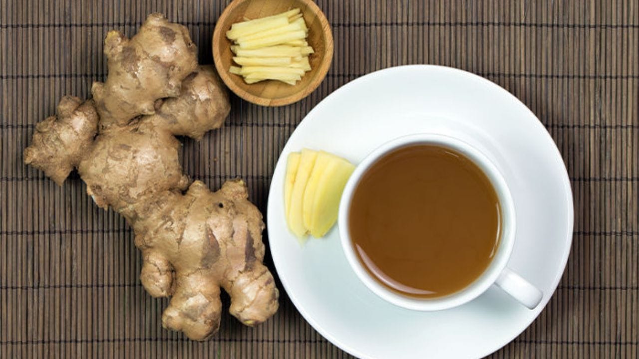 આદુની ચા વજન ઘટાડવામાં એક સારો વિકલ્પ છે. તે કુદરતી રીતે ભૂખને નિયંત્રિત કરે છે, જેના કારણે વધુ ખાવાની ટેવ ઘટે છે. દિવસમાં એક કપ આદુની ચા પીવાથી ધીમે ધીમે પેટની ચરબીમાં ઘટાડો થઈ શકે છે અને પાચનતંત્ર પણ મજબૂત બને છે.